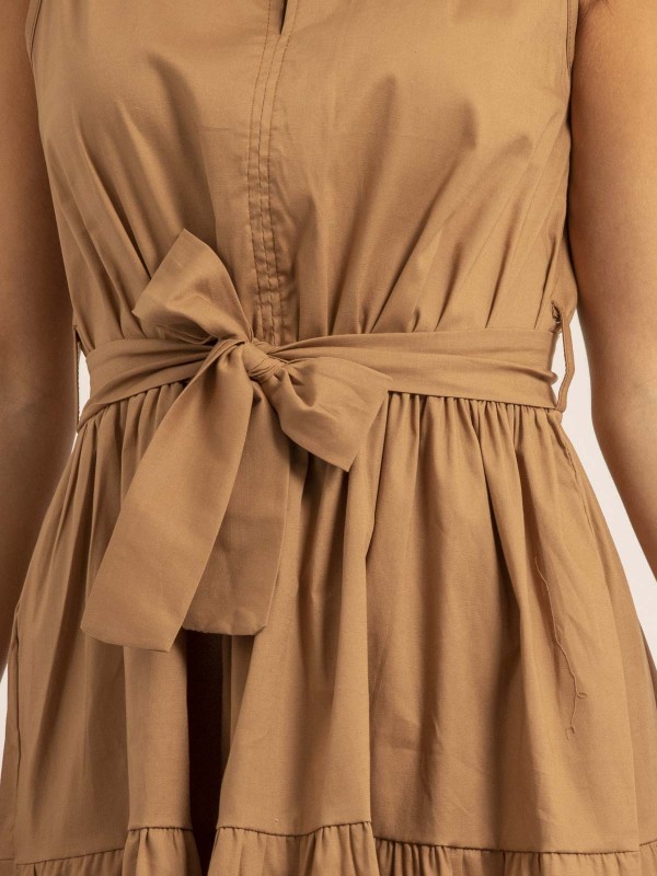 Robe courte sans manches...