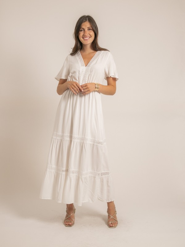 Robe longue avec broderies...