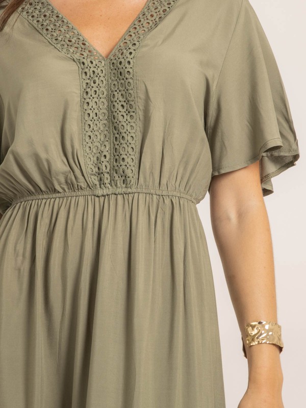 Robe longue avec broderies...