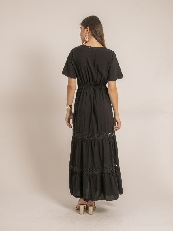 Robe longue avec broderies...