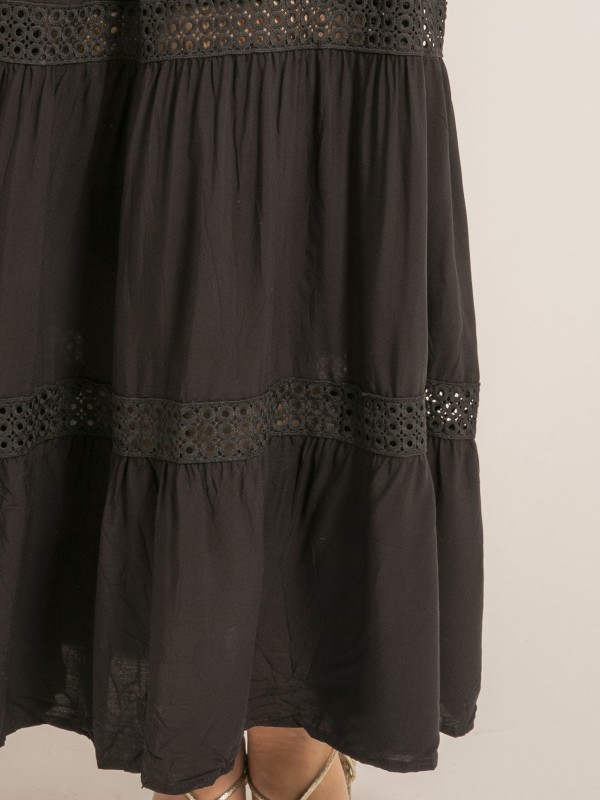 Robe longue avec broderies...