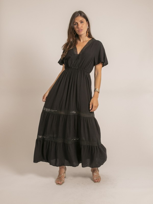 Robe longue avec broderies...