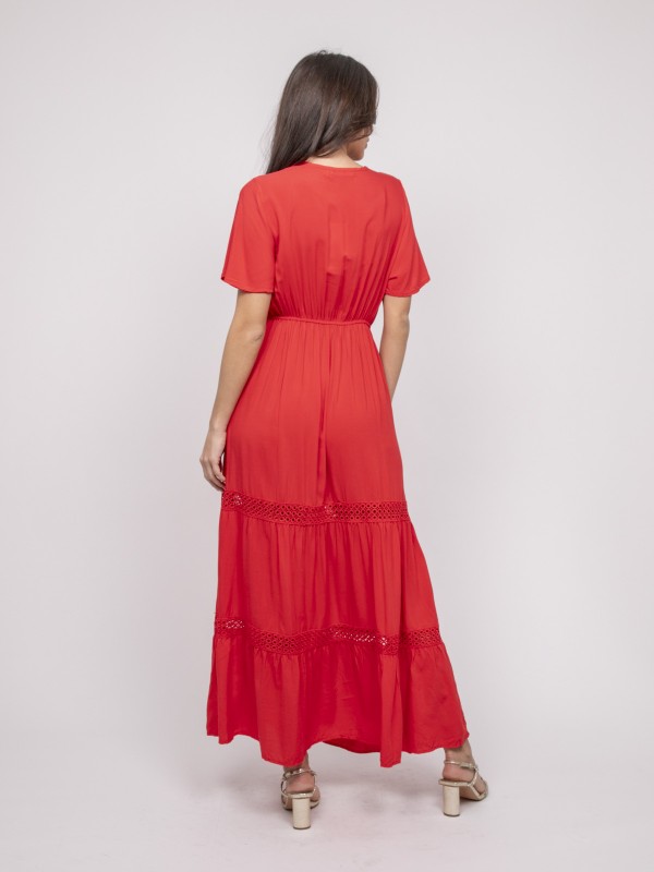 Robe longue avec broderies...