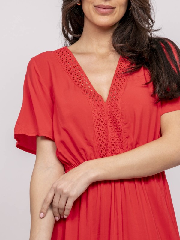 Robe longue avec broderies...