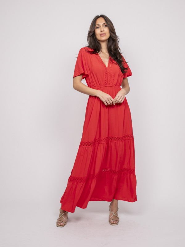 Robe longue avec broderies...