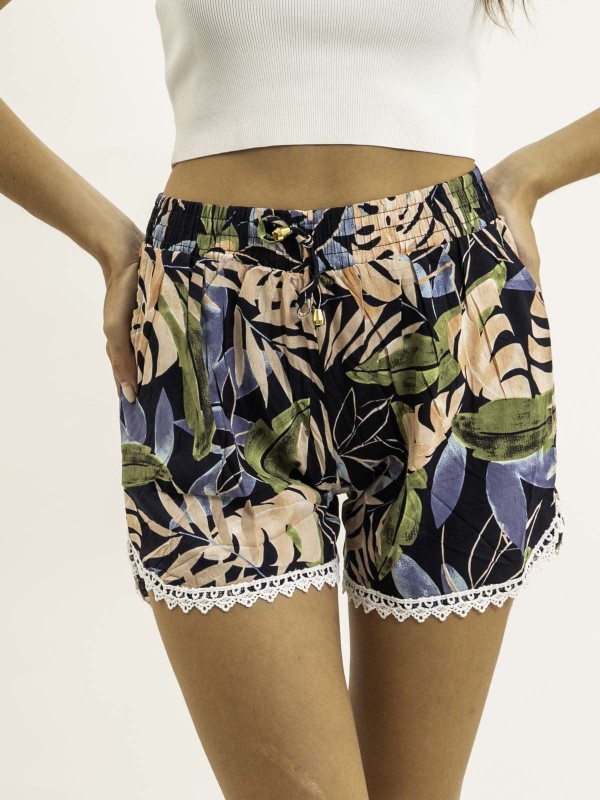 Short dentelle et motifs...