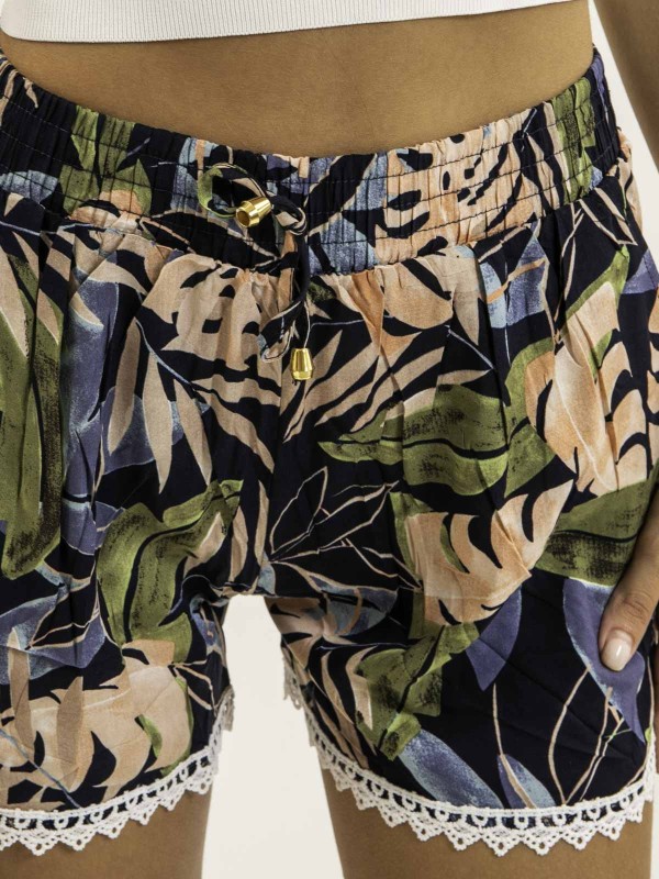 Short dentelle et motifs...