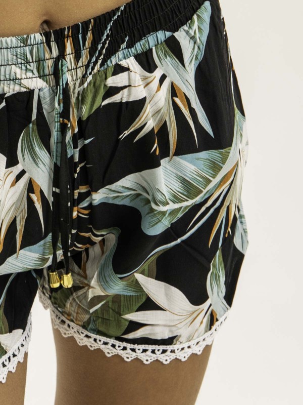 Short dentelle et motifs...