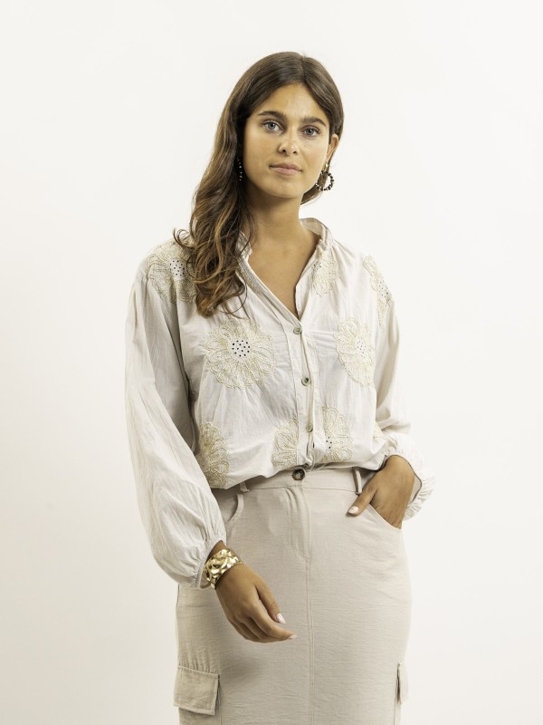Chemise légère broderies...