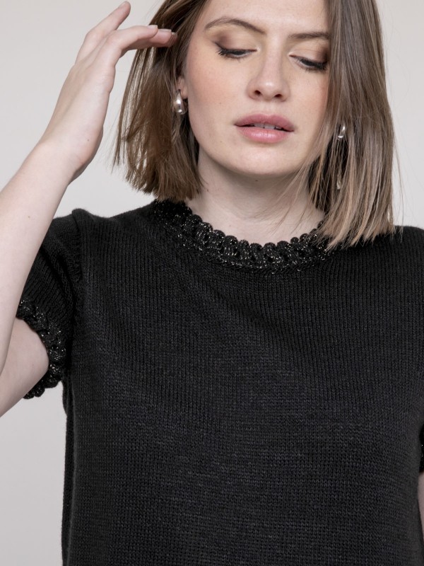 Pull details tressés...