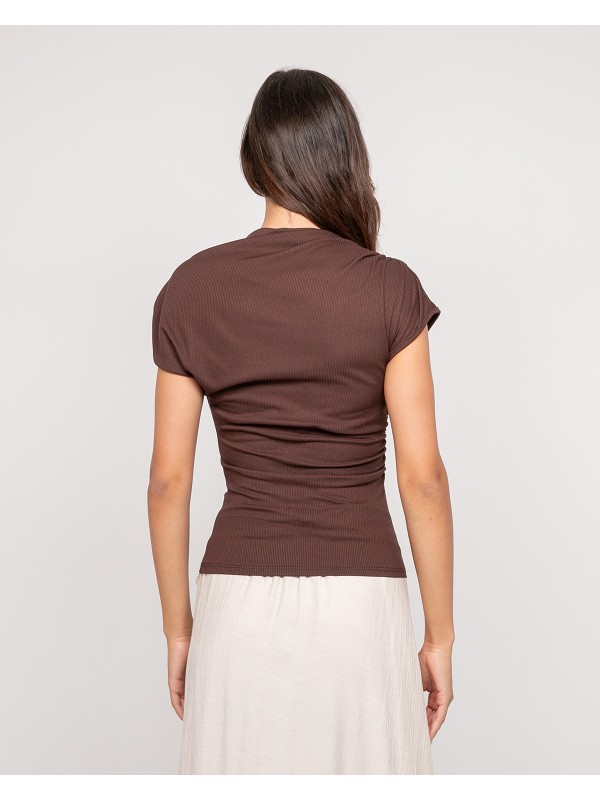 Top drapé avec bijoux...