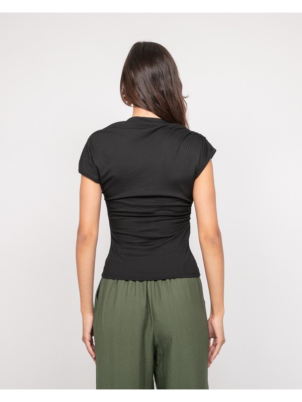 Top drapé avec bijoux...