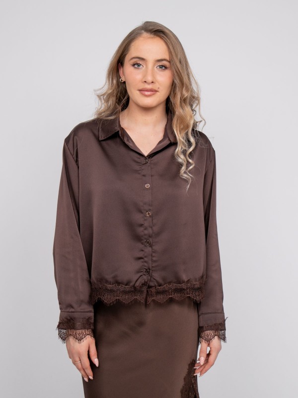 Chemise courte en satin...