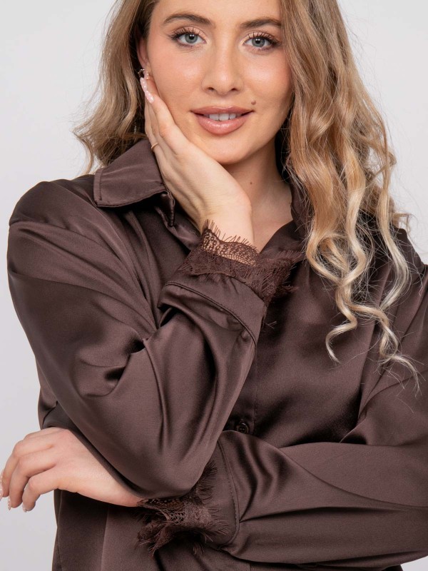 Chemise courte en satin...