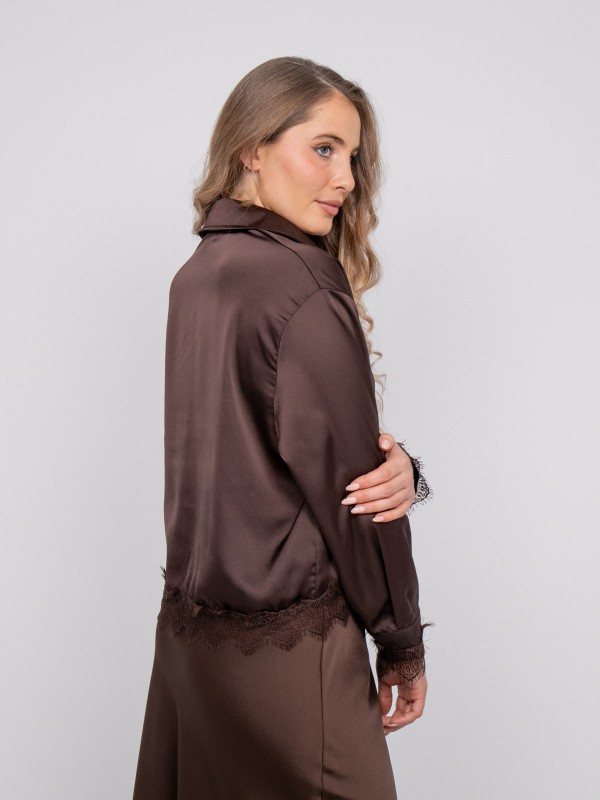 Chemise courte en satin...