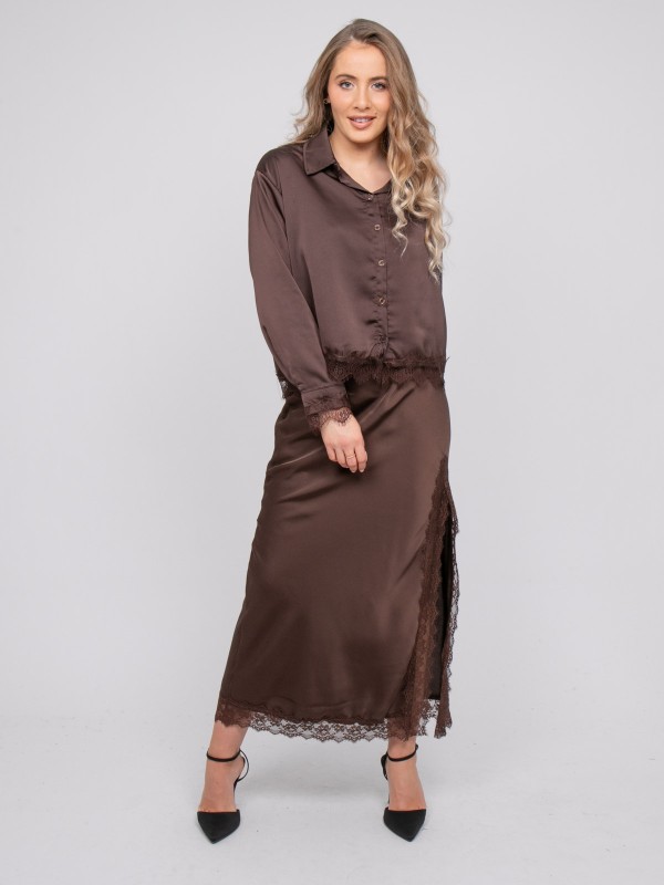 Chemise courte en satin...