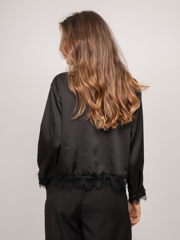 Chemise courte en satin...