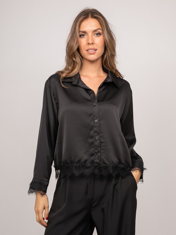 Chemise courte en satin...