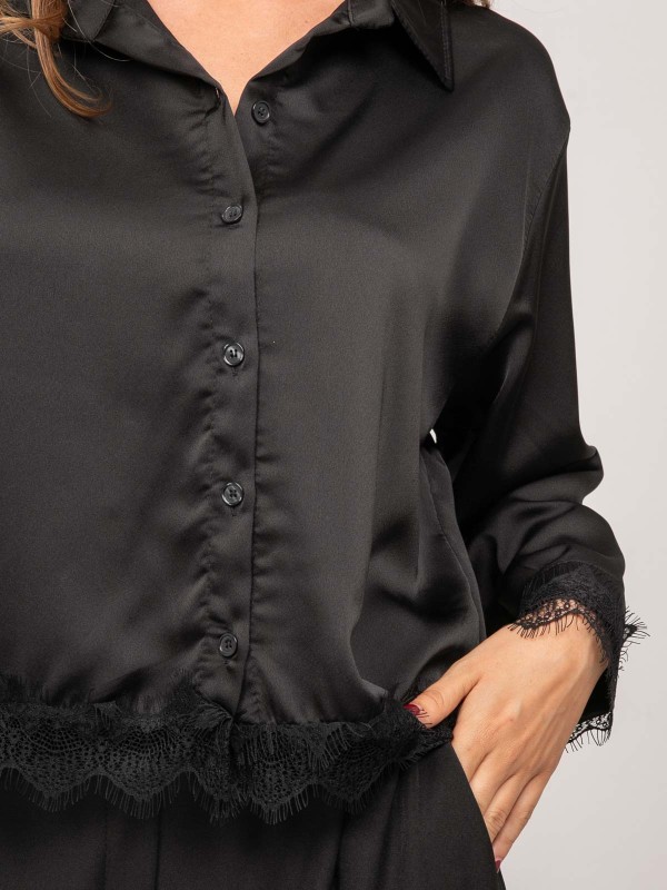 Chemise courte en satin...