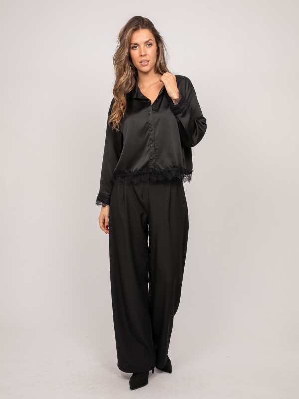 Chemise courte en satin...