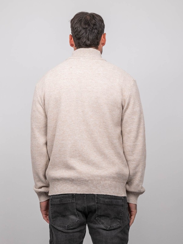 Pull col montant boutonné...