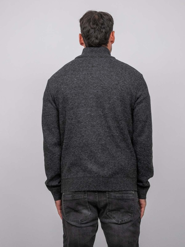 Pull col montant boutonné...